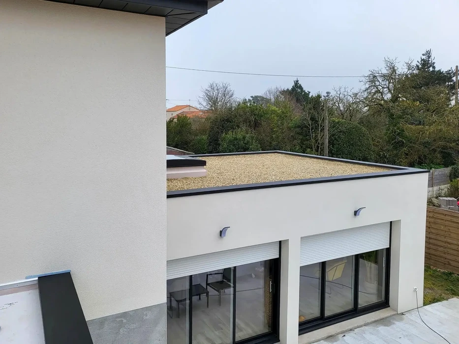 Terrasse extérieure moderne avec toit plat végétalisé en gravier blanc
