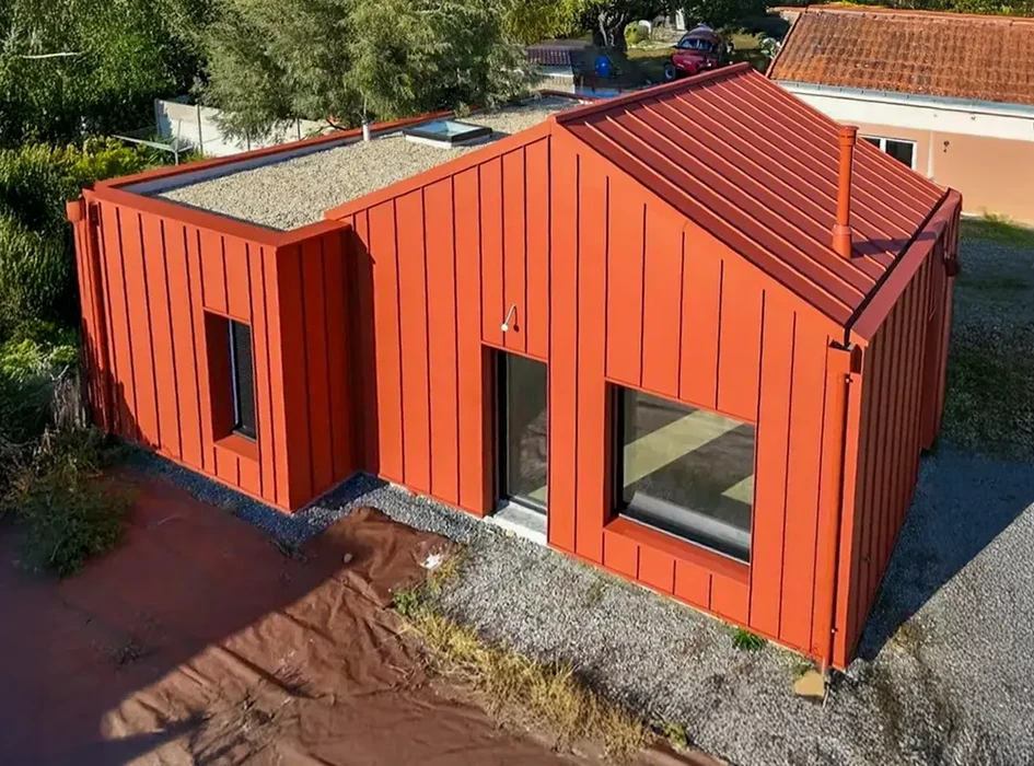 Ouvriers effectuant travaux de rénovation sur maison résidentielle à étages, échelle aluminium positionnée contre façade