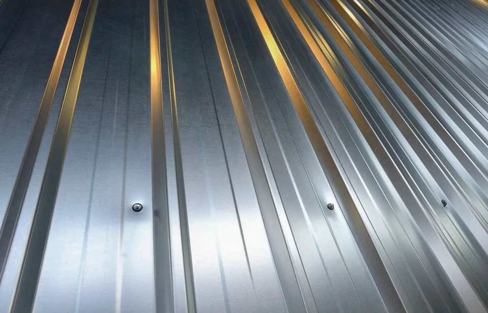 Vaste complexe industriel moderne en extérieur avec bâtiment métallique gris à façade longitudinale