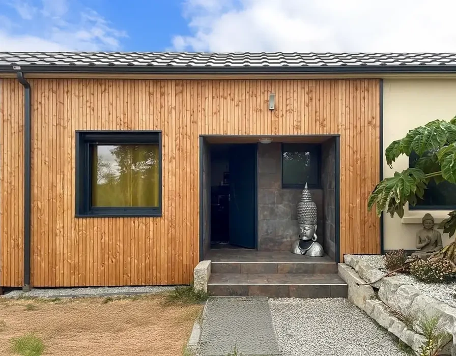 Extérieur, toiture d'ardoise grise avec faîtage métallique surmonté d'un épi de faîtage décoratif