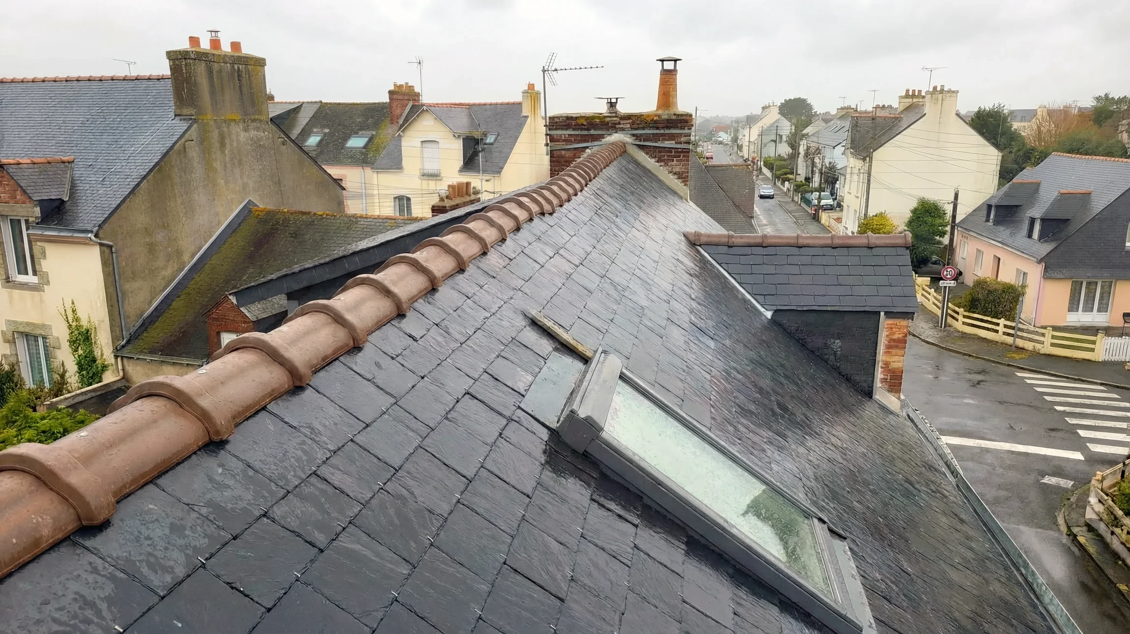 Un ouvrier nettoie un toit en tuiles dans la ville de Pontianak, en Indonésie