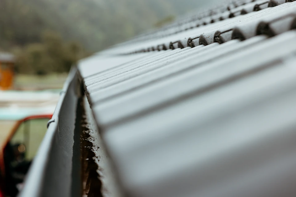 Atelier de forgeron traditionnel avec fers à cheval en métal suspendus sur support en bois