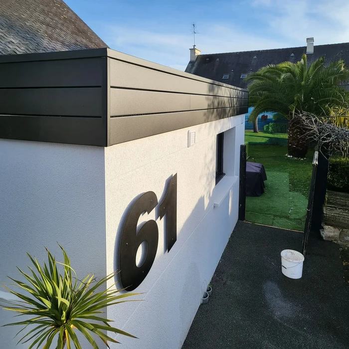 Serre horticole moderne avec ouvrier jardinant parmi les cultures organisées en rangées