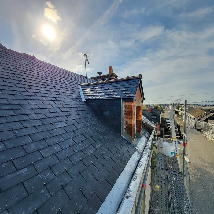 Toiture en tuiles canal terre cuite avec lucarne de toit ouverte