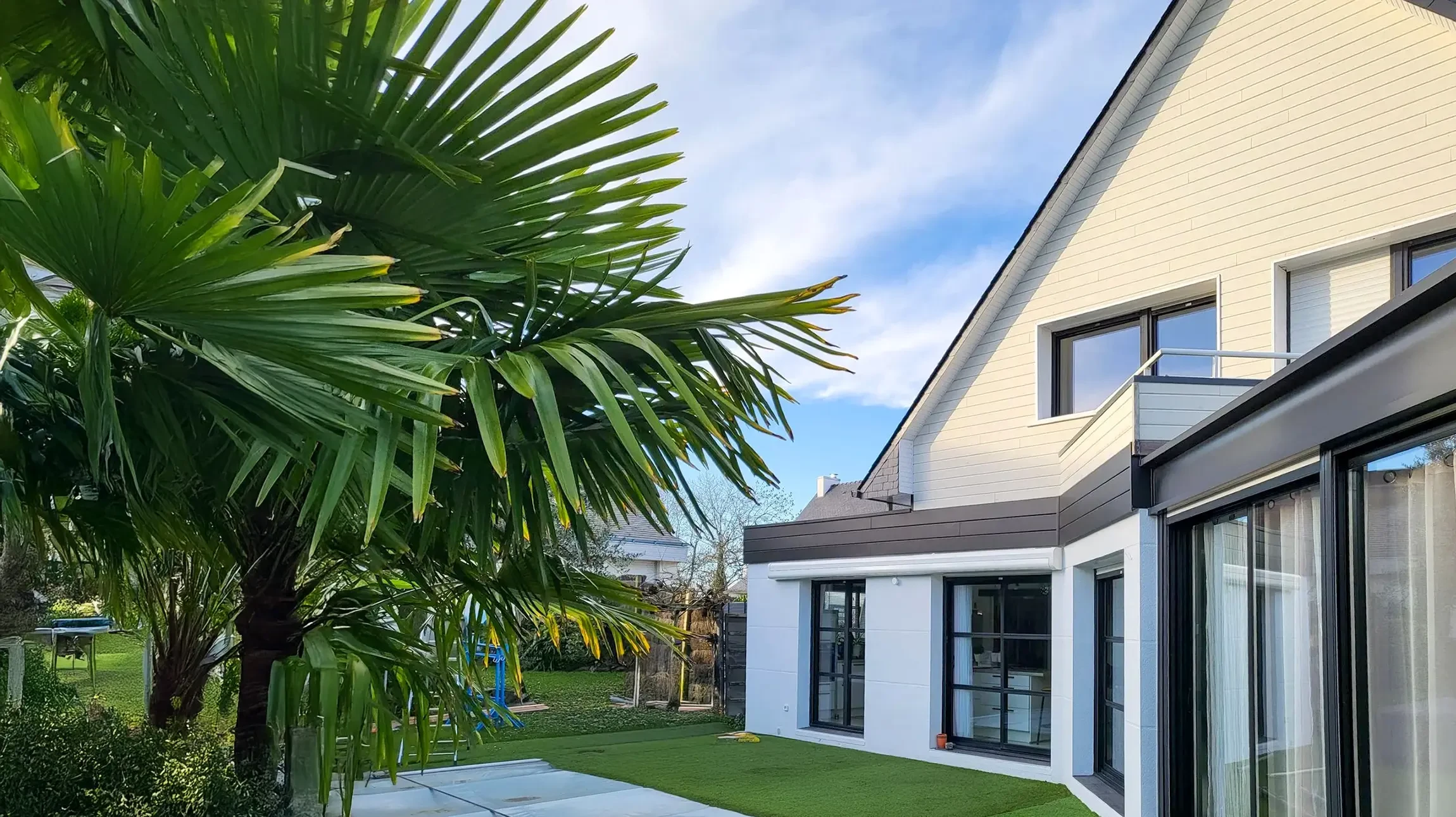 Une photo d'un toit en tuiles d'argile