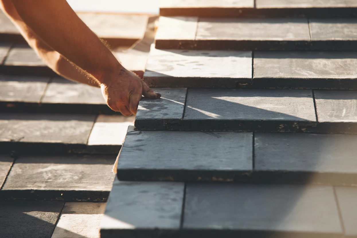 Homme faisant du cadre d'aluminium avec lunettes et filetage et installation de portes et de fenêtres sur le chantier