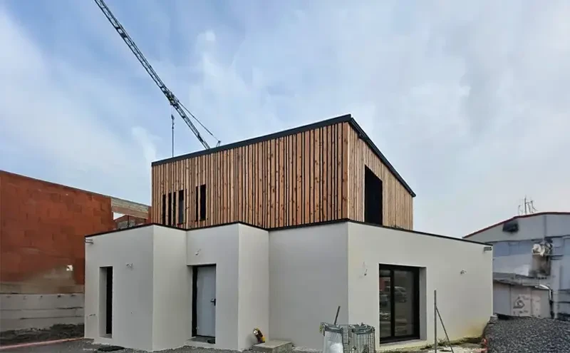 Vue aérienne d'une toiture en ardoises naturelles grises avec faîtage en tuiles canal terre cuite